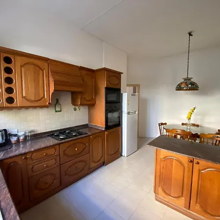 Bright And Airy Room, Shared Bathroom, St Julians Privat bolig *