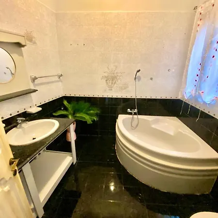 Bright And Airy Room, Shared Bathroom, St Julians *