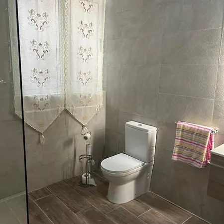 Bright And Airy Room, Shared Bathroom, St Julians