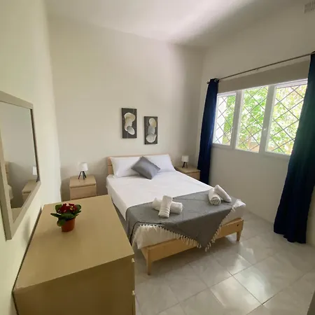 Homestay Bright And Airy Room, Shared Bathroom, St Julians *