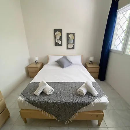 Bright And Airy Room, Shared Bathroom, St Julians