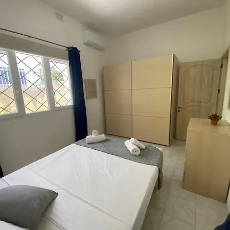 Privat bolig Bright And Airy Room, Shared Bathroom, St Julians Saint Julian's